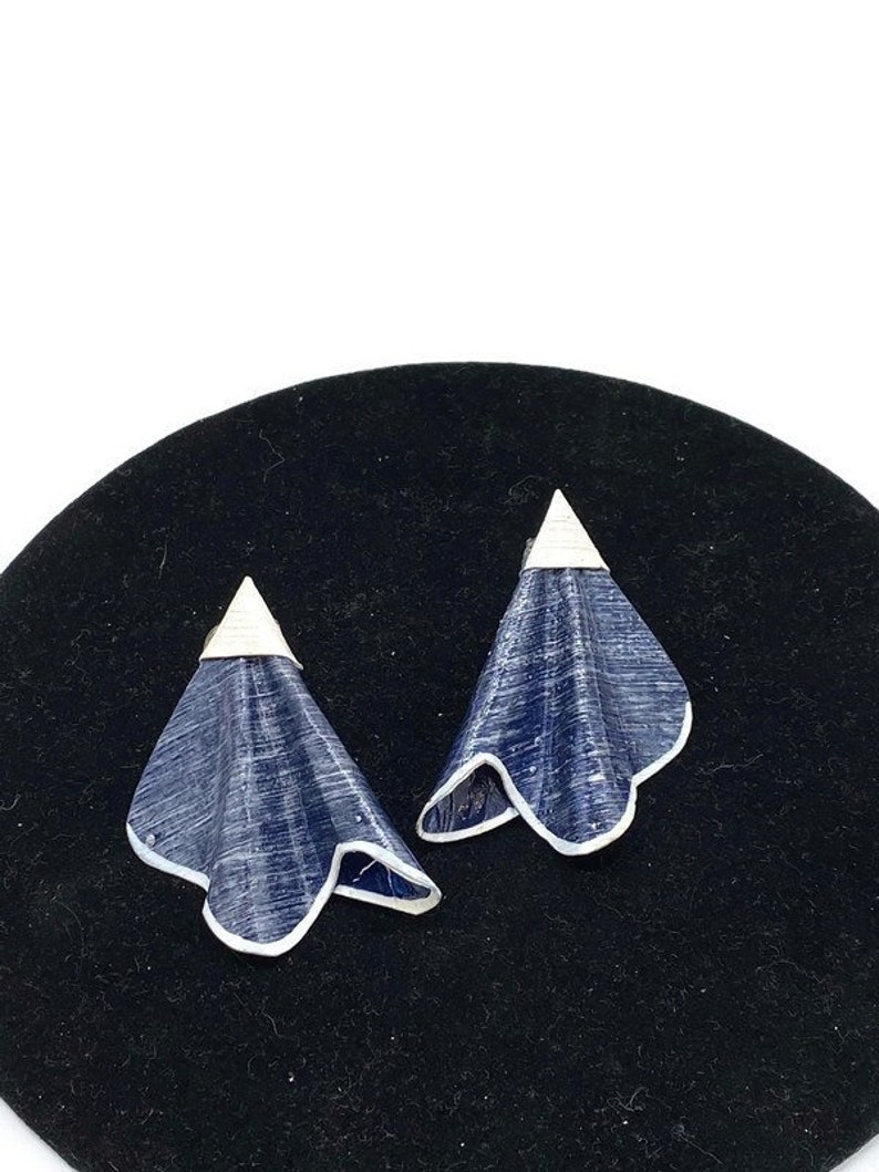 Vintage Sleek Deco Fan Artisan Blue White Composite Clip Earrings KK15