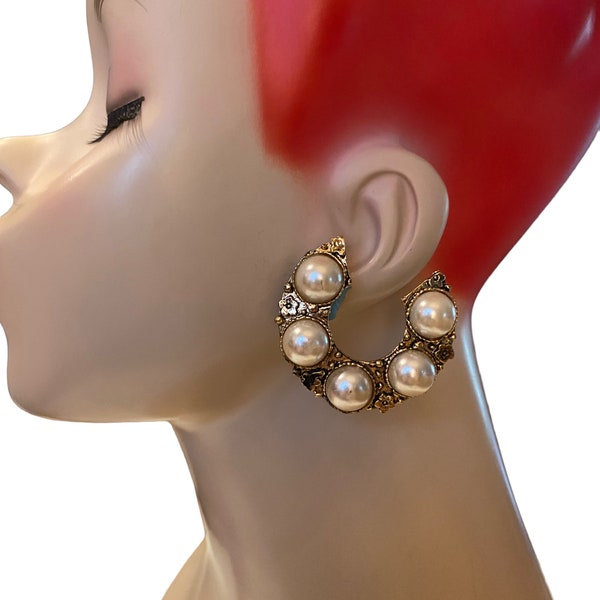 Vintage Baroque Antique Gold Plated Faux Pearl Cabochon Horseshoe Clip Earrings AW34