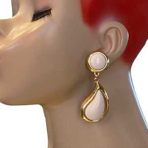 Vintage All Lucite Cream Abstract Teardrop Cabochon Oversized Drop Clip Earrings LLL6