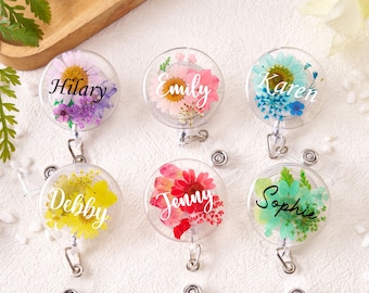 カスタム本物の花の樹脂バッジ、パーソナライズされた円形の花のバッジホルダー、名前入りドライフラワーバッジリール、看護師/医師/セラピストへのギフト