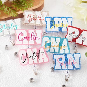 Carrete de insignia de enfermera personalizado, soporte de etiqueta con nombre retro personalizado y con purpurina, tarjeta de identificación de trabajo de acrílico, monograma, regalo para su nuevo médico, RN, LPN, clip