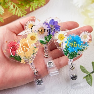 Personalisierte echte Blume Abzeichen Reel, kundenspezifische Krankenschwester Ausweishalter, Lehrer Geschenke, Therapeut Geschenke, Krankenschwester ID Ausweishalter, einziehbarer Name RN Ausweis