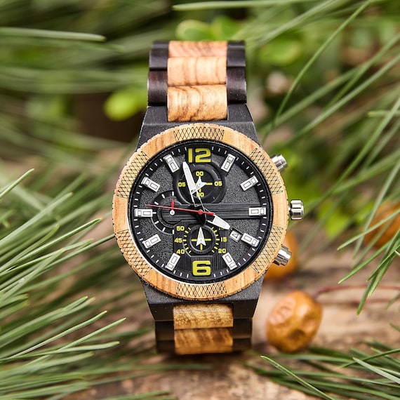 Personalisierte Holzuhr für Herren: Gravierte Naturholzarmbanduhr