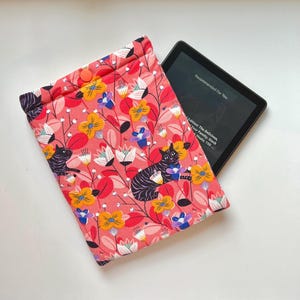 Cat Lover&#39;s Kindle Cover in Blush Pink Floral Design. Padded sleeve kindle paperwhite, kindle colorsoft, Kinlde scribe, Kobo Libra colour