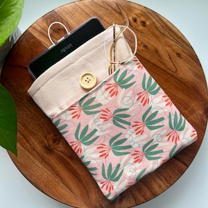 Pink floral Kindle sleeve with front and back pocket. Padded sleeve kindle paperwhite, kindle colorsoft, Kinlde scribe, Kobo Libra colour