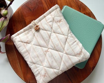 Funda acolchada para Kobo con lazo y lunares. Funda acolchada para Kobo Libra color y Kobo Clara color. Funda con delicado estampado floral para Kobo Libra color.