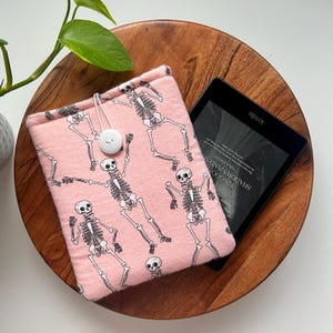 Sweet skeleton Kindle sleeve. Padded sleeve kindle paperwhite, kindle colorsoft Kinlde scribe, Kobo Libra colour case, kobo Clara case