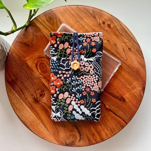 Handgemachte Stickerei Stoff iPhone Tasche/ iPhone Fall mit Vortasche.  iPhone 16 Hülle, iPhone 16 pro Hülle