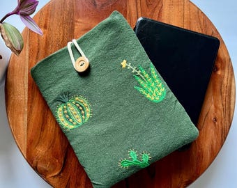 Cactus bordado sobre tela de lino color salvia. Funda para Kobo Clara, Kobo Sage y Libra. Funda para Kindle y Kindle Paperwhite.
