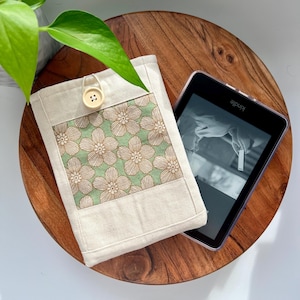 Zero waste floral daisy Kindle sleeve. Padded Kindle sleeve for kindle, kindle paperwhite, kindle colorsoft Kinlde scribe, parched work