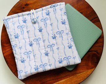 Edredón con lazos azules. Funda acolchada para libros. Funda para Kindle Paperwhite. Funda para Kobo Libra Colour, funda para lector electrónico.