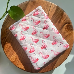 Pink flamingos quilted Kindle sleeve. Quilted kindle sleeve for kindle paperwhite, kindle colorsoft, Kindle scribe, Kindle paperwhite 11th