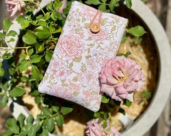 Funda para boox Palma hecha a mano en el jardín de rosas. Funda acolchada para boox Palma y Palma 2.