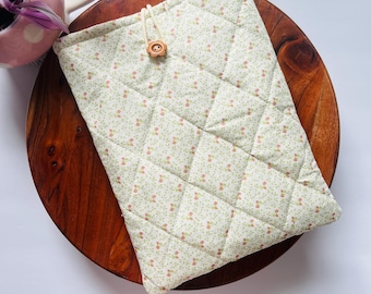 Funda para libros acolchada con delicados diseños de fresas. Esta bonita funda protege tus libros en cualquier lugar. Funda para Kindle Paperwhite y otros modelos.