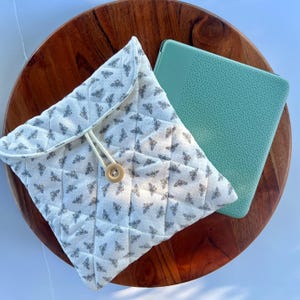 Bees & Dots Quilted Kobo Sleeve: Kobo Libra/Clara Color E-Reader Case
