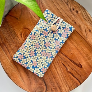 iPhone Hülle mit Sakura Muster: Wattierte Handyhülle aus Baumwolle