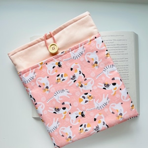 Cat print iPad sleeve with front pocket can fit pen, kindle, glasses and etc. can fit iPad Pro, iPad Air and iPad mini. Cat book sleeve