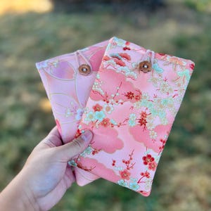 Blumenmuster iPhone Hülle im japanischen Stil für iPhone 16 iPhone 17 pro iPhone 17 pro max. Gepolsterte iPhone-Hülle für Smartphones