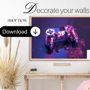 Puede incluir: Un póster enmarcado que presenta un primer plano de un mando de videojuegos con un diseño espejado e iridiscente. El póster está sobre un fondo oscuro y reflectante con tonos morados y azules. El texto del póster dice "Decora tus paredes" y "Pósters".