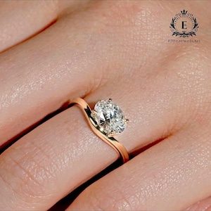 Anello con moissanite taglio ovale da 1,5 ct / Incastonatura a griffe est-ovest con fascia a onda / Anello di fidanzamento in oro unico per lei / Anello di promessa moderno ed elegante