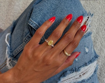 Anillo de compromiso ovalado amarillo canario / Diamante amarillo elegante con engaste de 4 puntas / Anillo elegante de moda para mujer / Regalo de joyería nupcial único