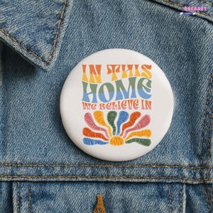 In diesem Haus glauben wir an die Democracy Anti-Trumpf-Pin-Knöpfe in 3 Größen, ich habe nicht für Trumpf gestimmt, ich habe nicht für Trumpf gestimmt, ich habe gegen den politischen Präsidenten der Anti-Trumpf gestimmt