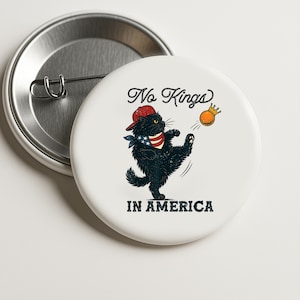 アメリカに王はいない ピン、マグネット、キーリングタグ 反トランプピンボタン | 反ファシスト ラペルピン、黒猫ピン