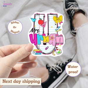 Pegatina personalizada con nombre y letra para profesor, vinilo impermeable para profesores, estudiantes, niños y niñas, para portátil, botella de agua, bolsas de regalo.