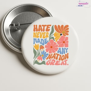 Retro Boho Blumenhass hat nie eine Nation gemacht Tolle Anti-Trumpf-Pin-Knöpfe in 3 Größen, Pro-Demokratie-Knopf