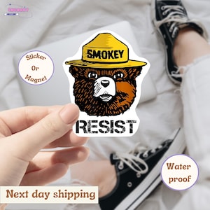 Smokey Resist Bear Magnet / Aufkleber, Fortschrittliche Aufkleber, Naturliebhaber Geschenk Subtiler FDT Aufkleber, Anti-Trumpf, Anti-Elon, Anti-MAGA