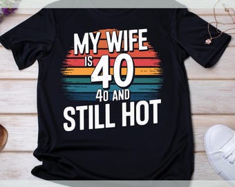 Maglietta "Mia moglie ha 40 anni ed è ancora sexy" / Maglietta per 40 anni / Regalo per il 40° compleanno / Maglietta per il marito che compie 40 anni / Regalo per il compimento dei 40 anni / Nata nel 1984