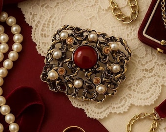 Broche filigrane vintage en laiton : cabochon rouge, fausses perles strass