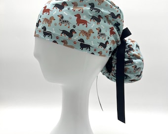 Bonnet de bloc opératoire motif teckel bleu à queue de cheval : bonnet de bloc opératoire pour chien teckel, quatre modèles et option de doublure en satin