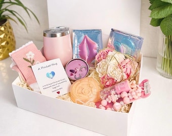 Presentförpackning för självvård - Pocketkram, ljus och mysiga strumpor