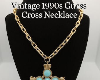 Collar vintage Guess con cruz: cadena dorada, turquesa y diamantes de imitación