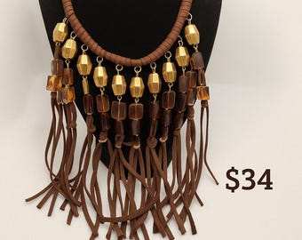 Collar vintage de flecos de ante sintético marrón: joyería bohemia con un toque especial