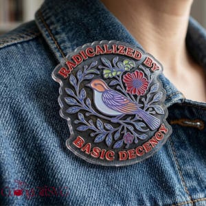 Pin acrílico "Radicalizado por la decencia básica", distintivo de activista por la justicia social, pin anti-Trump, igualdad de derechos humanos, anti-MAGA