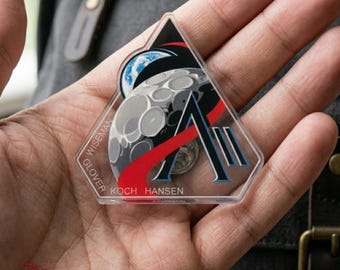 Pin de la misión Artemis II, botón de regreso a la Luna 2026, insignia espacial retro, regalo para amantes de la astronomía, botones para mochilas de exploración espacial.