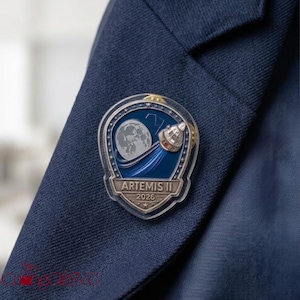 Pin acrílico de la misión Artemis II, botón de regreso a la Luna 2026, insignia espacial retro, regalo para amantes de la astronomía, botones para mochilas de exploración espacial.