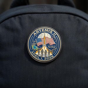 Pin de la misión Artemis II, botón de regreso a la Luna 2026, insignia espacial retro, regalo para amantes de la astronomía, botones para mochilas de exploración espacial.