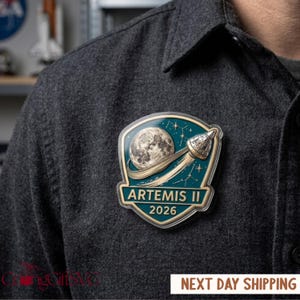 Puede incluir: Taza de cerámica blanca con asa negra y la frase "But First, Coffee" escrita a mano. Aproximadamente 325-440 ml, perfecta para café o té.