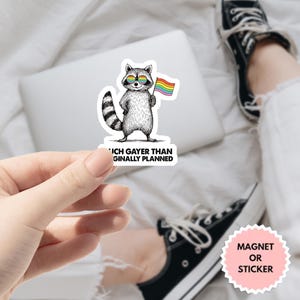 Pegatina "Mucho más gay de lo planeado", pegatina del Mes del Orgullo del Mapache, pegatina del Orgullo LGBTQ, camiseta del Orgullo, pegatina del Mapache LGBT, Mes del Orgullo