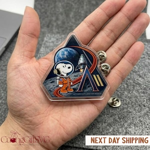 Spilla a forma di cucciolo della missione Artemis II, spilla ricamata termoadesiva, spille spaziali Artemis 2, bottone della missione lunare