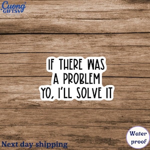 Puede incluir: Una pegatina blanca con texto negro que dice "IF THERE WAS A PROBLEM YO, I'LL SOLVE IT". La pegatina está sobre una superficie de madera. La pegatina tiene una etiqueta resistente al agua.