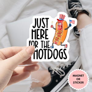 Pegatina "Just Here For The Hotdogs", divertida calcomanía de vinilo para barbacoa, pegatina para fiesta del 4 de julio, pegatina para barbacoa de verano, pegatina impermeable con humor sobre parrilladas.