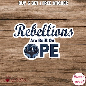 Op de afbeelding: Witte sticker met de marineblauwe tekst "Rebellions Are Built On HOPE". Het woord "HOPE" heeft een cirkelvormig embleem met een vogelontwerp. De sticker is waterbestendig.
