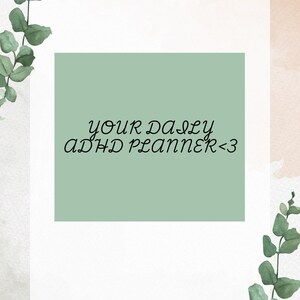Puede incluir: Un fondo verde con el texto "YOUR DAILY ADHD PLANNER <3" en letra cursiva negra.