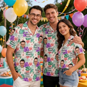 Könnte beinhalten: Drei Personen tragen passende kurzärmelige Hemden mit Blumen- und Gesichtermuster. Die Hemden tragen den Text "It's mine 40th Birthday" und sind mit lila und weißen Blumen und grünen Blättern verziert. Ballons und Partydekorationen sind im Hintergrund.