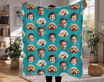 Può includere: Una morbida coperta in pile rettangolare di un vivace colore blu turchese, caratterizzata da un motivo ripetitivo di vari volti umani e musi di cane color marrone dorato stampati sull'intera superficie del tessuto in una disposizione a griglia.