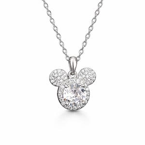 Puede incluir: Collar plateado con un colgante en forma de cabeza de ratón. El colgante tiene una piedra preciosa grande, redonda y transparente en el centro, rodeada de piedras más pequeñas y brillantes. La cadena es delicada.